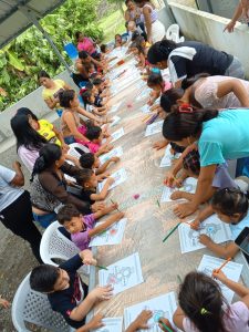 Niños participando en actividades de la Fundación William Carey